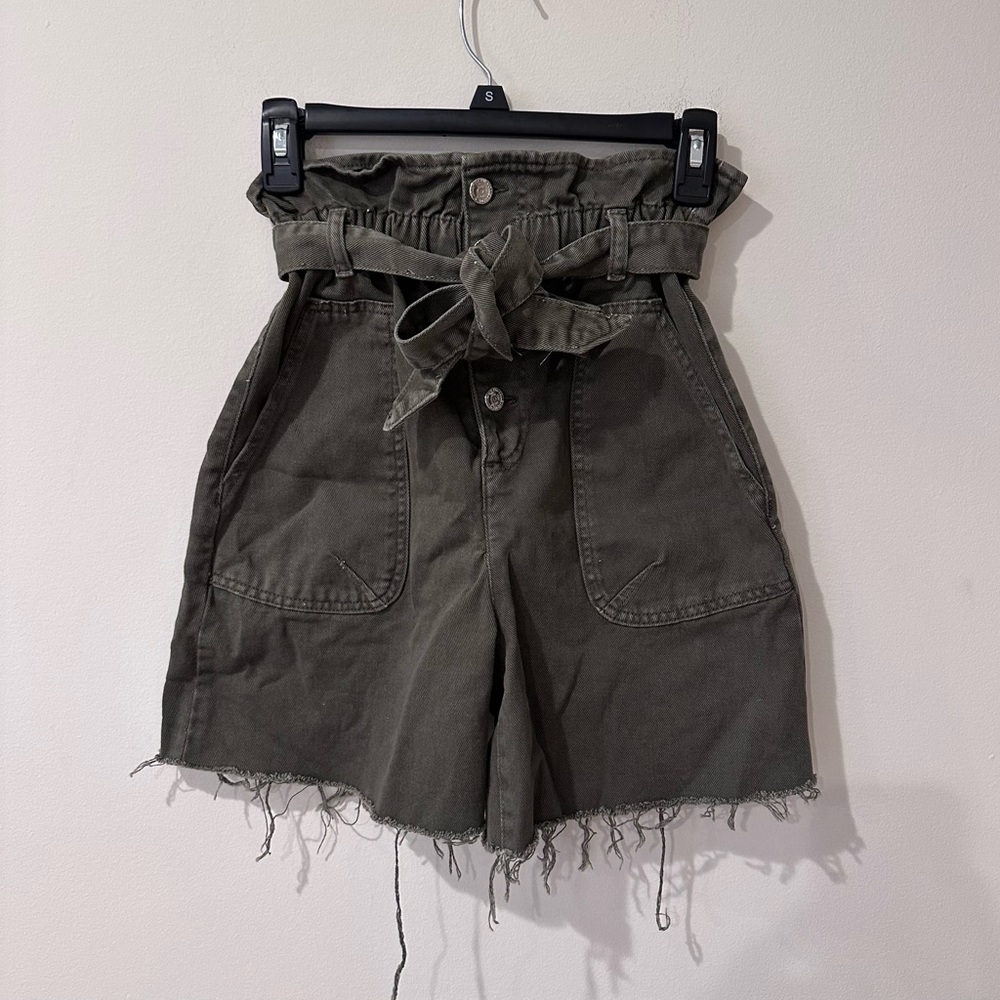 Zara green high waisted paper bag button fly shorts size 0